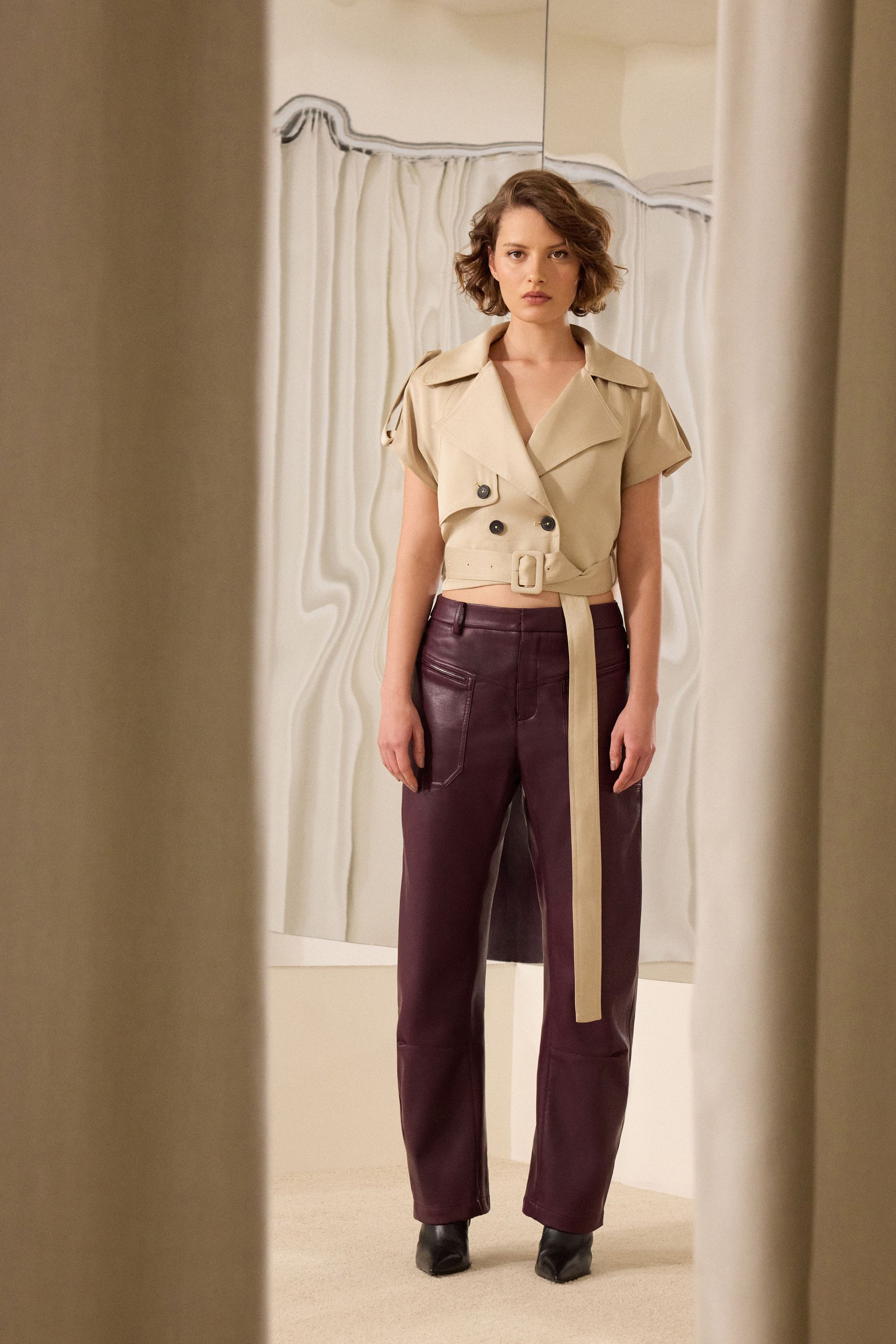 BCBGMaxAzria本季回归品牌经典的都会优雅路线，通过修身长裙、结构礼服与现代化晚装比例展现成熟女性的精致魅力。黑色、裸色与酒红色形成稳定的高级配色体系，细节中加入亮片、束腰结构与拼接礼服设计，使整体风格在简洁与性感之间取得平衡。系列强调干净线条与女性曲线，让晚装更适合当代都市社交场景-顽石频道趋势研究